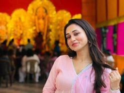 অষ্টমীতে গোলাপি চুড়িদারে সাজলেন মিমি