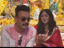 একে অন্যের উপহারে সাজলেন সাহেব-সুস্মিতা