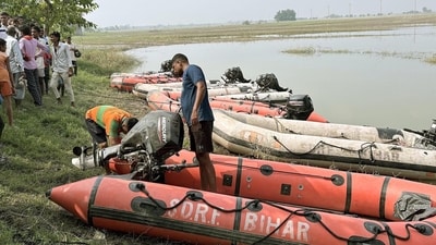 SDRF jawans during rescue operation after thirteen children, including nine girls and four boys, have died after a boat capsized in the Ganga River at Raghopur in Vaishali district, Bihar, (HT photo)