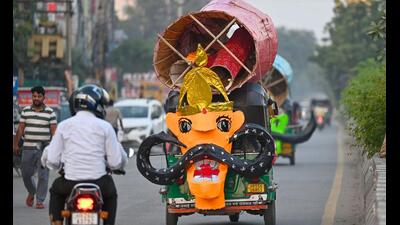 An auto-rickshaw transports an effigy of Ravana on MG Road near Police Lines on Monday. (Parveen Kumar/HT Photo) An auto-rickshaw transports an effigy of Ravana on MG Road near Police Lines on Monday. (Parveen Kumar/HT Photo)
