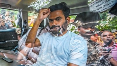 মুম্বইয়ে বলিউড অভিনেতা টাইগার শ্রফের গাড়ি লক্ষ্য করে গুলি চালানোর ঘটনায় এ বার পুলিশ ও সরকারকে নিশানা করলেন ককরোচ জনতা পার্টির (সিজেপি) প্রধান অভিজিৎ দীপকে (RAJ K RAJ /HT PHOTO)