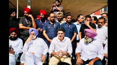 Expressing concern over the “deteriorating law and order situation” in Punjab, state Congress in-charge Sachin Pilot and Pradesh Congress Committee president Pargat Singh on Monday visited the families of murder victims Kanav Mahajan and government teacher Jagdeep Singh, assuring them of support in their pursuit of justice. They were accompanied by leader of the Opposition Partap Singh Bajwa, MPs Sukhjinder Singh Randhawa and Gurjeet Singh Aujla. (HT) Expressing concern over the “deteriorating law and order situation” in Punjab, state Congress in-charge Sachin Pilot and Pradesh Congress Committee president Pargat Singh on Monday visited the families of murder victims Kanav Mahajan and government teacher Jagdeep Singh, assuring them of support in their pursuit of justice. They were accompanied by leader of the Opposition Partap Singh Bajwa, MPs Sukhjinder Singh Randhawa and Gurjeet Singh Aujla. (HT)
