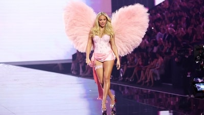 Megan Moroney performs during the Victoria's Secret fashion show, dressed in Victoria's Secret angel wings and corset.&nbsp; (REUTERS)
