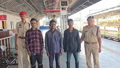 অসমে ৩ অবৈধ ‘বাংলাদেশি’ অনুপ্রবেশকারী আটক (সৌজন্যে এক্স ) অসমে ৩ অবৈধ ‘বাংলাদেশি’ অনুপ্রবেশকারী আটক (সৌজন্যে এক্স )
