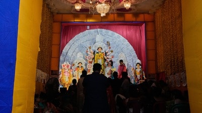 দুর্গাপুজোয় ঠাকুর দেখতে গিয়ে চোরবাগানে মর্মান্তিক দুর্ঘটনায় ১৯ জনের মৃত্যুর পর নড়েচড়ে বসল রাজ্য স্বাস্থ্য দফতর। (AP Photo/Bikas Das)