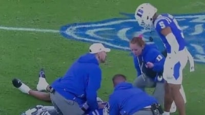 Duke lost 24-20 to UNC after a late interception, then cornerback Kimari Robinson faced criticism over a sideline incident involving a trainer treating safety DaShawn Stone. (X@RGIII) Duke lost 24-20 to UNC after a late interception, then cornerback Kimari Robinson faced criticism over a sideline incident involving a trainer treating safety DaShawn Stone. (X@RGIII)