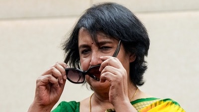 বামেদের বুকস্টল ভাঙচুর করা নিয়ে সমালোচনা তসলিমা নাসরিনের। বামেদের বুকস্টল ভাঙচুর করা নিয়ে সমালোচনা তসলিমা নাসরিনের।