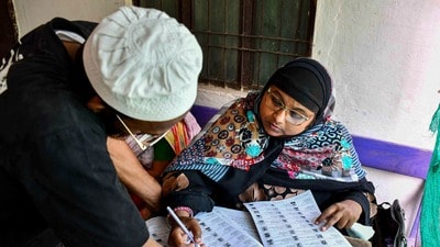 এ বার স্বীকৃত রাজনৈতিক দলগুলিকে ভোটার তালিকার খসড়া ও চূড়ান্ত সংস্করণ সহজে পড়া ও অনুসন্ধান করা যায় এমন পিডিএফ আকারে দেওয়ার সিদ্ধান্ত নেওয়া হয়েছে। (PTI)