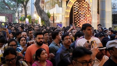 রাত যত বাড়ছে, ততই বাড়ছে ঠাকুর দেখার ভিড়। (PTI)