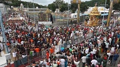<p>ఉదయం 7 గంటలకు శ్రీదేవి, భూదేవి సమేత శ్రీ మలయప్పస్వామివారు నిగనిగలాడే స్వర్ణకాంతులతో మెరిసిపోయే బంగారు రథంపై కొలువుదీరి, నాలుగు తిరుమాడ వీధుల్లో ఊరేగుతూ భక్తులకు దివ్యదర్శనమిచ్చారు</p> <p>ఉదయం 7 గంటలకు శ్రీదేవి, భూదేవి సమేత శ్రీ మలయప్పస్వామివారు నిగనిగలాడే స్వర్ణకాంతులతో మెరిసిపోయే బంగారు రథంపై కొలువుదీరి, నాలుగు తిరుమాడ వీధుల్లో ఊరేగుతూ భక్తులకు దివ్యదర్శనమిచ్చారు</p>