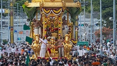 <p>ఈ పవిత్ర కార్యక్రమంలో తిరుమల శ్రీశ్రీశ్రీ పెద్దజీయర్ స్వామి, శ్రీశ్రీశ్రీ చిన్నజీయర్ స్వామివార్లు పాల్గొని ఆధ్యాత్మిక కైంకర్యాలను పర్యవేక్షించారు.భక్తులకు ఎలాంటి ఇబ్బందులు కలగకుండా టీటీడీ విస్తృత ఏర్పాట్లు చేసింది. ఈ కార్యక్రమంలో భారీగా భక్తులు పాల్గొన్నారు.</p> <p>ఈ పవిత్ర కార్యక్రమంలో తిరుమల శ్రీశ్రీశ్రీ పెద్దజీయర్ స్వామి, శ్రీశ్రీశ్రీ చిన్నజీయర్ స్వామివార్లు పాల్గొని ఆధ్యాత్మిక కైంకర్యాలను పర్యవేక్షించారు.భక్తులకు ఎలాంటి ఇబ్బందులు కలగకుండా టీటీడీ విస్తృత ఏర్పాట్లు చేసింది. ఈ కార్యక్రమంలో భారీగా భక్తులు పాల్గొన్నారు.</p>