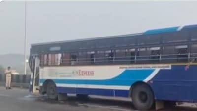 టీజీఆర్‌టీసీ బస్సును ఢీకొట్టిన ట్రక్