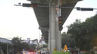Traffic lights remain dysfunctional in Charbagh’s Durgapuri area on Monday. (Deepak Gupta/HT) Traffic lights remain dysfunctional in Charbagh’s Durgapuri area on Monday. (Deepak Gupta/HT)