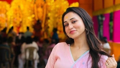 অষ্টমীতে গোলাপি চুড়িদারে সাজলেন মিমি