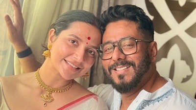 স্বামীকে নিয়ে ছবি শুভশ্রীর