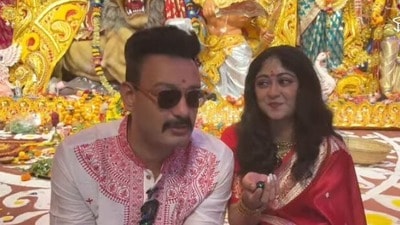 একে অন্যের উপহারে সাজলেন সাহেব-সুস্মিতা