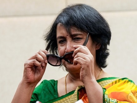 বামেদের বুকস্টল ভাঙচুর করা নিয়ে সমালোচনা তসলিমা নাসরিনের। 