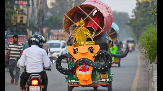 An auto-rickshaw transports an effigy of Ravana on MG Road near Police Lines on Monday. (Parveen Kumar/HT Photo)