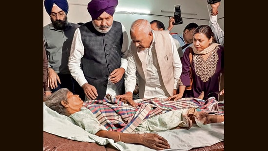 Cabinet ministers Harpal Singh Cheema and Barinder Kumar Goyal visiting the injured on Monday. (HT Photo)