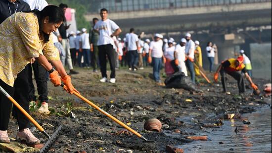 Delhi chief minister Rekha Gupta participates in a cleanliness drive along the Yamuna river at Chhath Ghat near ITO in New Delhi, India, on Sunday (Hindustan Times/Arvind Yadav)