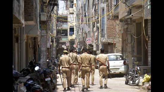 The facilities, located in Kaushambi and Sahibabad, were serving hookahs and flavoured tobacco products allegedly without any licenses, flouting norms, a senior official said. (HT Archive)