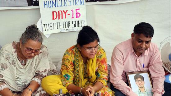 Though the deceased student’s parents have been on hunger strike at Azad Maidan for the past 16 days seeking justice for their son, no government or IIT-B official has met them, they said (Anshuman Poyrekar/HT Photo)