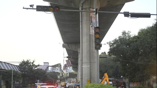 Traffic lights remain dysfunctional in Charbagh’s Durgapuri area on Monday. (Deepak Gupta/HT)