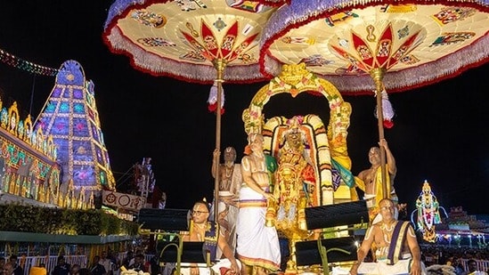 అశ్వవాహనంపై స్వామివారు
