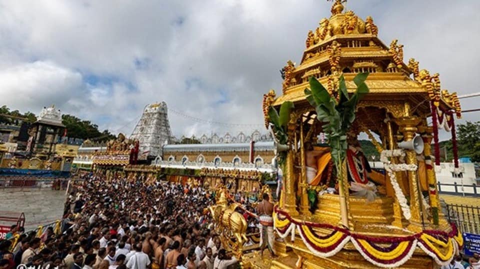 <p>బంగారు రథంపై ముచ్చటగా కొలువుదీరిన శ్రీదేవి, భూదేవి సమేత శ్రీ మలయప్పస్వామివారిని దర్శించుకునేందుకు దేశ నలుమూలల నుంచి విచ్చేసిన భక్తులు తిరుమాడ వీధుల్లో గంటల తరబడి వేచి చూశారు. స్వామివారి దివ్యమంగళ స్వరూపాన్ని దర్శించుకుంటూ మైమరిచిపోయి నమస్కరించుకున్నారు.</p>