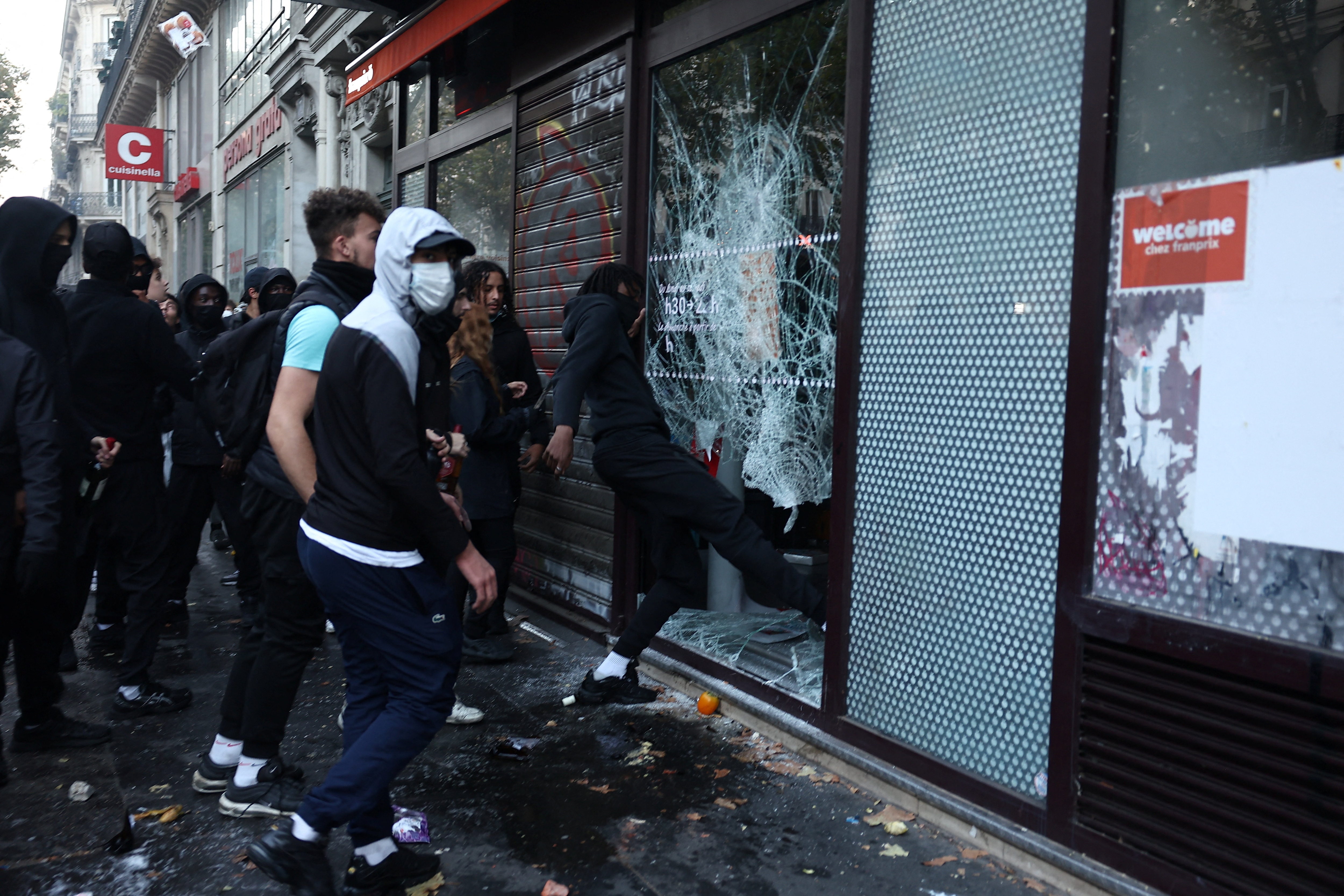 Protesters vandalize and loot a supermarkets. REUTERS/Abdul Saboor (REUTERS)