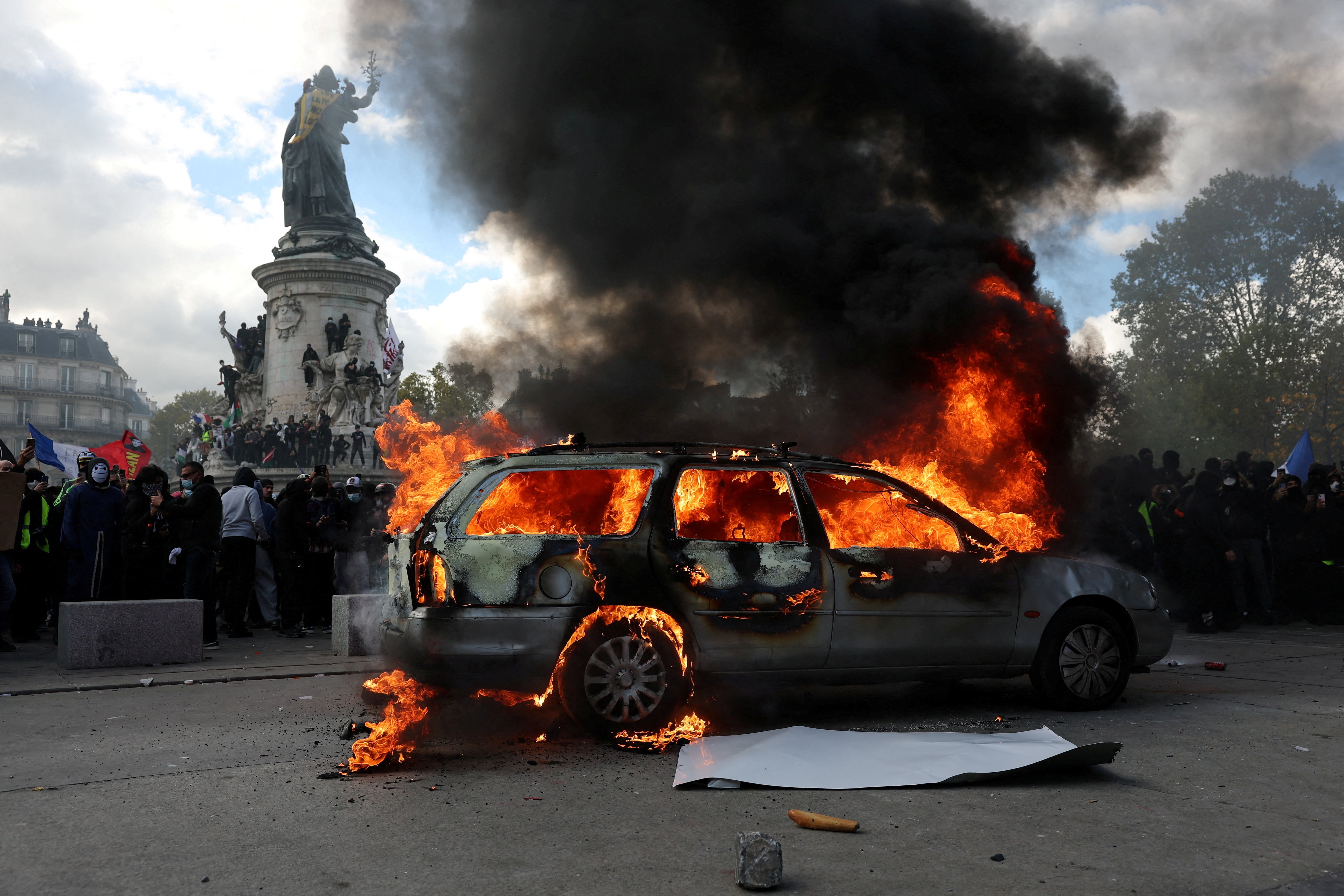 A car burns amid clashes between protesters and the French police.  REUTERS/Stephanie Lecocq (REUTERS)