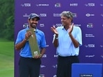 Saptak Talwar receives the DP World-PGTI Player of the Year award from President Kapil Dev. Courtesy – DPW-PGTI.