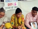 Though the deceased student’s parents have been on hunger strike at Azad Maidan for the past 16 days seeking justice for their son, no government or IIT-B official has met them, they said (Anshuman Poyrekar/HT Photo)