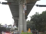 Traffic lights remain dysfunctional in Charbagh’s Durgapuri area on Monday. (Deepak Gupta/HT)
