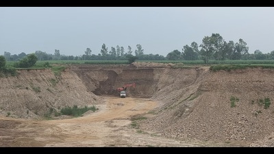 CBI teams inspected stone crushers in Jeevanwal, Naushehra Simbli and Kullian areas in Hajipur block of Hoshiarpur district (HT) CBI teams inspected stone crushers in Jeevanwal, Naushehra Simbli and Kullian areas in Hajipur block of Hoshiarpur district (HT)
