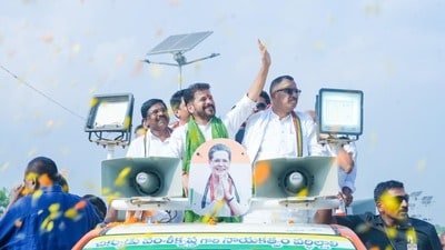 <p>విజయదశమి దసరా పండుగను పురస్కరించుకుని తెలంగాణ రాష్ట్ర ముఖ్యమంత్రి ఎ. రేవంత్ రెడ్డి తమ స్వగ్రామంలో సంతోషంగా గడిపారు. </p><p> </p> 