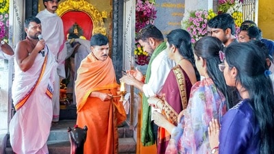 <p>కుటుంబ సమేతంగా నాగర్కర్నూల్ జిల్లా వంగూరు మండల పరిధిలోని తన సొంత ఊరైన కొండారెడ్డిపల్లికి చేరుకున్న ఆయన, గ్రామంలోని ప్రముఖ శ్రీ ఆంజనేయ స్వామి వారిని దర్శించుకుని ప్రత్యేక పూజలు సమర్పించారు. ఆలయ అర్చకులు ముఖ్యమంత్రికి, వారి కుటుంబ సభ్యులకు ప్రత్యేక వేదాశీర్వచనం తో పాటు తీర్థప్రసాదాలను అందించారు.</p> <p>కుటుంబ సమేతంగా నాగర్కర్నూల్ జిల్లా వంగూరు మండల పరిధిలోని తన సొంత ఊరైన కొండారెడ్డిపల్లికి చేరుకున్న ఆయన, గ్రామంలోని ప్రముఖ శ్రీ ఆంజనేయ స్వామి వారిని దర్శించుకుని ప్రత్యేక పూజలు సమర్పించారు. ఆలయ అర్చకులు ముఖ్యమంత్రికి, వారి కుటుంబ సభ్యులకు ప్రత్యేక వేదాశీర్వచనం తో పాటు తీర్థప్రసాదాలను అందించారు.</p>