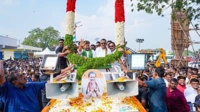 <p>స్వగ్రామానికి వచ్చిన తమ ప్రియతమ నాయకుడికి కొండారెడ్డిపల్లి గ్రామస్థులు, ప్రజాప్రతినిధులు, ఉమ్మడి జిల్లా ఉన్నతాధికారులు పెద్ద ఎత్తున తరలివచ్చి ఘనంగా స్వాగతం పలికారు. గ్రామానికి చేరుకున్న అనంతరం స్థానిక ప్రజలు, అభిమానుల కోలాహలం మధ్య ముఖ్యమంత్రి రేవంత్ రెడ్డి ప్రత్యేక ర్యాలీగా ఊరేగింపుగా శ్రీ ఆంజనేయస్వామి వారి దేవాలయానికి చేరుకున్నారు. దసరా పండుగ రోజున సీఎం తమ మధ్యకు రావడంతో గ్రామస్తుల్లో ఉత్సాహం కనిపించింది.</p><p> </p> <p>స్వగ్రామానికి వచ్చిన తమ ప్రియతమ నాయకుడికి కొండారెడ్డిపల్లి గ్రామస్థులు, ప్రజాప్రతినిధులు, ఉమ్మడి జిల్లా ఉన్నతాధికారులు పెద్ద ఎత్తున తరలివచ్చి ఘనంగా స్వాగతం పలికారు. గ్రామానికి చేరుకున్న అనంతరం స్థానిక ప్రజలు, అభిమానుల కోలాహలం మధ్య ముఖ్యమంత్రి రేవంత్ రెడ్డి ప్రత్యేక ర్యాలీగా ఊరేగింపుగా శ్రీ ఆంజనేయస్వామి వారి దేవాలయానికి చేరుకున్నారు. దసరా పండుగ రోజున సీఎం తమ మధ్యకు రావడంతో గ్రామస్తుల్లో ఉత్సాహం కనిపించింది.</p><p> </p>