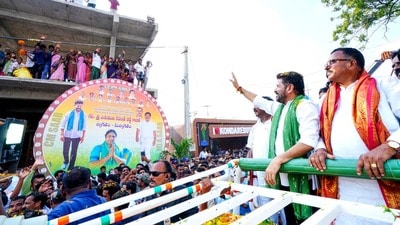 <p>ఈ కార్యక్రమంలో నాగర్‌కర్నూల్ పార్లమెంట్ సభ్యులు మల్లు రవితో పాటు ఉమ్మడి మహబూబ్‌నగర్ జిల్లాకు చెందిన పలువురు శాసనమండలి సభ్యులు (ఎమ్మెల్సీలు), శాసనసభ్యులు (ఎమ్మెల్యేలు), స్థానిక సంస్థల ప్రజాప్రతినిధులు, కాంగ్రెస్ పార్టీ సీనియర్ నాయకులు పెద్ద సంఖ్యలో పాల్గొన్నారు. స్వామివారి దర్శనం అనంతరం గ్రామంలోని పలువురు పెద్దలను, స్థానికులను సీఎం రేవంత్ రెడ్డి పేరుపేరునా పలకరించి పండుగ శుభాకాంక్షలు తెలిపారు.</p><p> </p> 