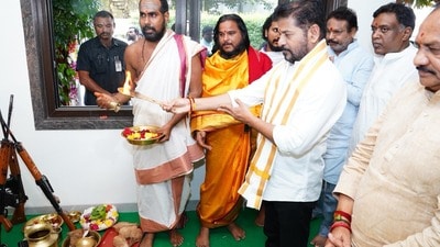 <p>స్వగ్రామానికి వెళ్లటం కంటే ముందు విజయదశమి పండుగ సందర్భంగా జూబ్లీ హిల్స్ నివాసంలో నిర్వహించిన ఆయుధ పూజా కార్యక్రమంలో ముఖ్యమంత్రి రేవంత్ రెడ్డి పాల్గొన్నారు. <br> </p> <p>స్వగ్రామానికి వెళ్లటం కంటే ముందు విజయదశమి పండుగ సందర్భంగా జూబ్లీ హిల్స్ నివాసంలో నిర్వహించిన ఆయుధ పూజా కార్యక్రమంలో ముఖ్యమంత్రి రేవంత్ రెడ్డి పాల్గొన్నారు. <br> </p>