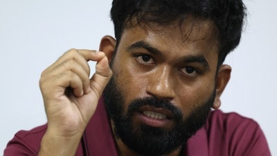 ককরোচদের পরিবারের সঙ্গে সময় কাটানোর বার্তা দিলেন ককরোচ জনতা পার্টির (সিজেপি) অভিজিৎ দীপকে। (ফাইল ছবি, সৌজন্যে রয়টার্স)