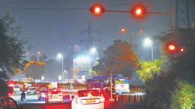A commuter criticised the new signal timings at the Barapullah-DND merging point, claiming the 70-second red light and 20-second green light could worsen daily traffic jams. (Vipin Kumar/HT Photo) A commuter criticised the new signal timings at the Barapullah-DND merging point, claiming the 70-second red light and 20-second green light could worsen daily traffic jams. (Vipin Kumar/HT Photo)