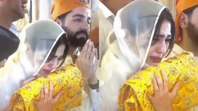Sara Ali Khan cries while offering prayers at Golden Temple in Amritsar. Sara Ali Khan cries while offering prayers at Golden Temple in Amritsar.
