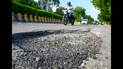 The measures are aimed at curbing dust pollution ahead of the implementation of the Graded Response Action Plan (GRAP), when road dust and construction activity come under an increased scrutiny. (HT Archive)