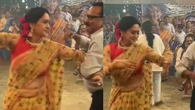অষ্টমীর রাতে পুজো মন্ডপে নাচ ইন্দ্রানীর