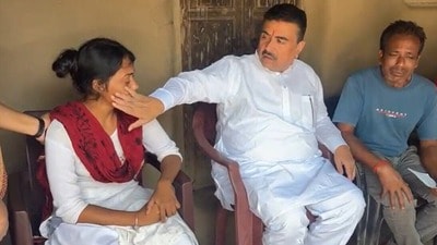 পূর্ব বর্ধমানে এসে চোরবাগানে মৃতের মেয়ের চোখের জল মুছিয়ে দিলেন মুখ্যমন্ত্রী। (ছবি সৌজন্যে, ফেসবুক Suvendu Adhikari)