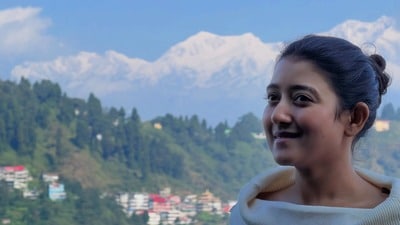 নবমীতে পাহাড়ের কোলে একান্তে সময় কাটালেন আরাত্রিকা
