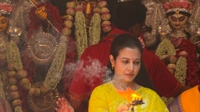 নবমীর দিনে হলুদ শাড়িতে কোয়েল