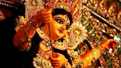 <p>దసరా ప్రధాన ఆచారాలలో అపరాజిత దేవి పూజకు ఒక ప్రత్యేక స్థానం ఉంది. ఈ దేవత అమోఘమైన విజయాన్ని ప్రసాదిస్తుందని నమ్ముతారు. ఆమె మంత్రాన్ని జపించడం వల్ల మన శత్రువులపై, సవాళ్లపై, దిక్కుల నుండి వచ్చే ప్రతికూల శక్తులపై విజయం లభిస్తుంది. ఏ పరీక్షలోనైనా, పోటీలోనైనా లేదా కొత్త పనిలోనైనా విజయం సాధించడానికి ఈ మంత్రాన్ని జపించాలి.మంత్రం: ఓం అపరాజితాయై నమః</p> <p>దసరా ప్రధాన ఆచారాలలో అపరాజిత దేవి పూజకు ఒక ప్రత్యేక స్థానం ఉంది. ఈ దేవత అమోఘమైన విజయాన్ని ప్రసాదిస్తుందని నమ్ముతారు. ఆమె మంత్రాన్ని జపించడం వల్ల మన శత్రువులపై, సవాళ్లపై, దిక్కుల నుండి వచ్చే ప్రతికూల శక్తులపై విజయం లభిస్తుంది. ఏ పరీక్షలోనైనా, పోటీలోనైనా లేదా కొత్త పనిలోనైనా విజయం సాధించడానికి ఈ మంత్రాన్ని జపించాలి.మంత్రం: ఓం అపరాజితాయై నమః</p>
