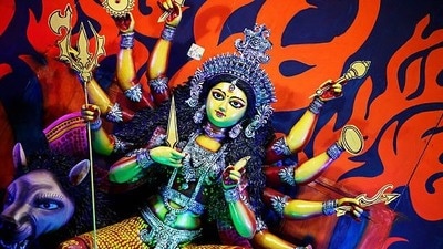 <p>విజయదశమి నాడు ఈ మంత్రాలను స్వచ్ఛమైన మనస్సుతో, భక్తిశ్రద్ధలతో జపించడం వల్ల ధార్మిక ప్రయోజనాలు కలగడమే కాకుండా, గ్రహ దోషాలు తొలగిపోయి జీవితంలో ధైర్యం, ఐశ్వర్యం, ఆత్మవిశ్వాసం వృద్ధి చెందుతాయి. దీపం వెలిగించి, ప్రశాంతమైన మనస్సుతో ఈ మంత్రాలను 9, 21 లేదా 108 సార్లు జపించడం శుభకరం.</p> <p>విజయదశమి నాడు ఈ మంత్రాలను స్వచ్ఛమైన మనస్సుతో, భక్తిశ్రద్ధలతో జపించడం వల్ల ధార్మిక ప్రయోజనాలు కలగడమే కాకుండా, గ్రహ దోషాలు తొలగిపోయి జీవితంలో ధైర్యం, ఐశ్వర్యం, ఆత్మవిశ్వాసం వృద్ధి చెందుతాయి. దీపం వెలిగించి, ప్రశాంతమైన మనస్సుతో ఈ మంత్రాలను 9, 21 లేదా 108 సార్లు జపించడం శుభకరం.</p>